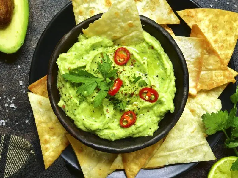 Z czym jeść guacamole? Najlepsze pomysły na pyszne połączenia