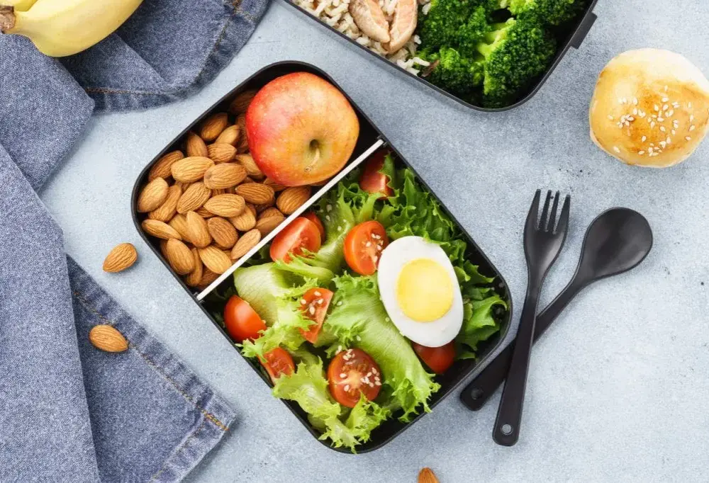 Przepisy na zdrowy lunch do pracy, które zaoszczędzą Twój czas