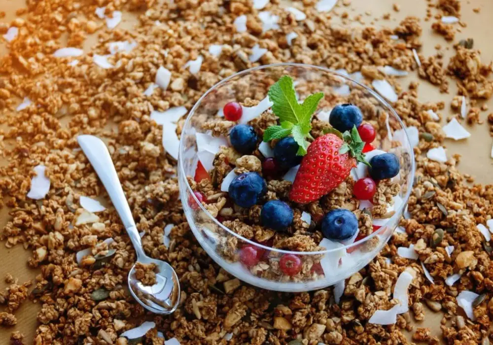 Czy granola jest dietetyczna? Wszystko o kaloriach, cukrze i zdrowych zamiennikach