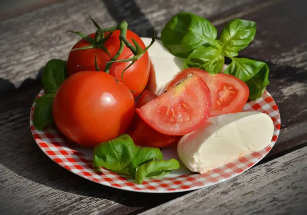 Czy mozzarella jest dietetyczna? Wartości odżywcze, kalorie i wpływ na dietę