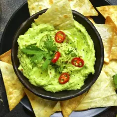 Z czym jeść guacamole? Najlepsze pomysły na pyszne połączenia
