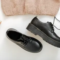 Buty wegańskie co to - materiały, etyka i popularne marki