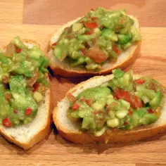 Jak przechowywać guacamole, by nie brązowiało i zachowało świeżość? Proste sposoby