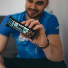 Czy batony proteinowe tuczą? Sprawdź ich wpływ na wagę ciała