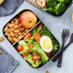 Przepisy na zdrowy lunch do pracy, które zaoszczędzą Twój czas