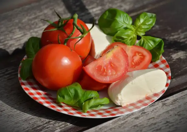 Czy mozzarella jest dietetyczna? Wartości odżywcze, kalorie i wpływ na dietę