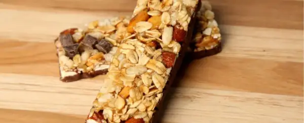 Baton proteinowy przed czy po treningu - co przynosi lepsze efekty?